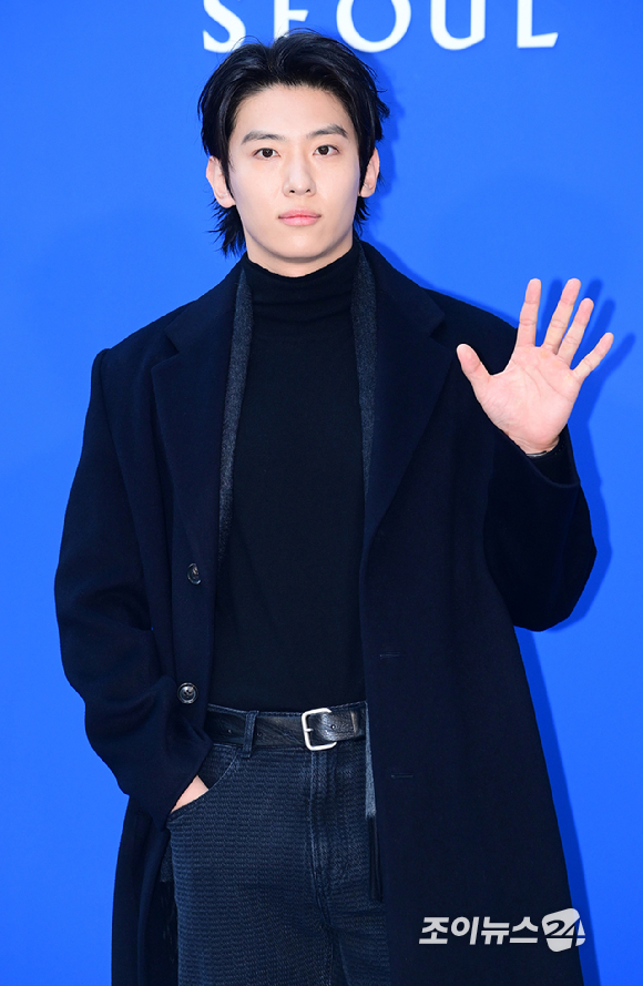 방송인 덱스가 5일 오후 서울 강남구 청담동에서 열린 타임 서울 플래그십 스토어 오픈 기념 포토월 행사에 참석하고 있다. [사진=정소희 기자]