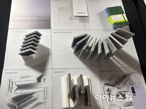 갤럭시 Z 폴드8(왼쪽부터), 여권, 노트의 크기를 비교한 사진. [사진=권서아 기자]