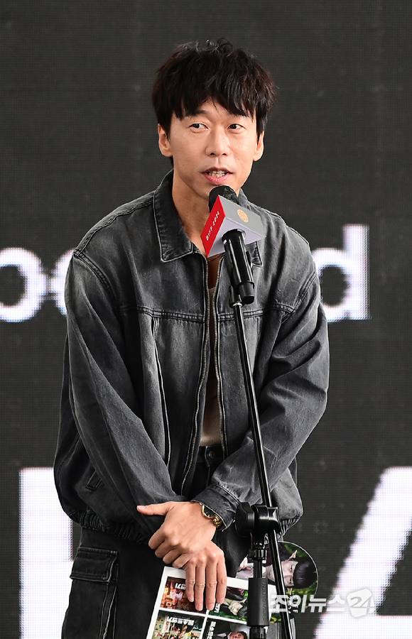 배우 윤병희가 3일 오전 부산 해운대구 영화의전당에서 열린 제29회 부산국제영화제 '메소드 연기' 무대인사에 참석하고 있다. [사진=정소희 기자]