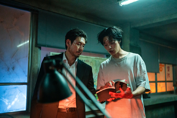 김홍선 감독이 넷플릭스 시리즈 '들쥐' 인터뷰에 앞서 포즈를 취하고 있다. [사진=넷플릭스]