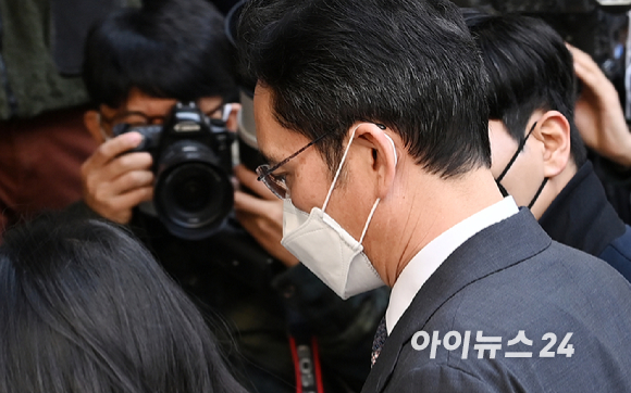 이재용 삼성전자 부회장이 26일 오전 서울중앙지방법원에서 열린 프로포폴 불법 투약 혐의 1심 선고 공판에 출석하고 있다.