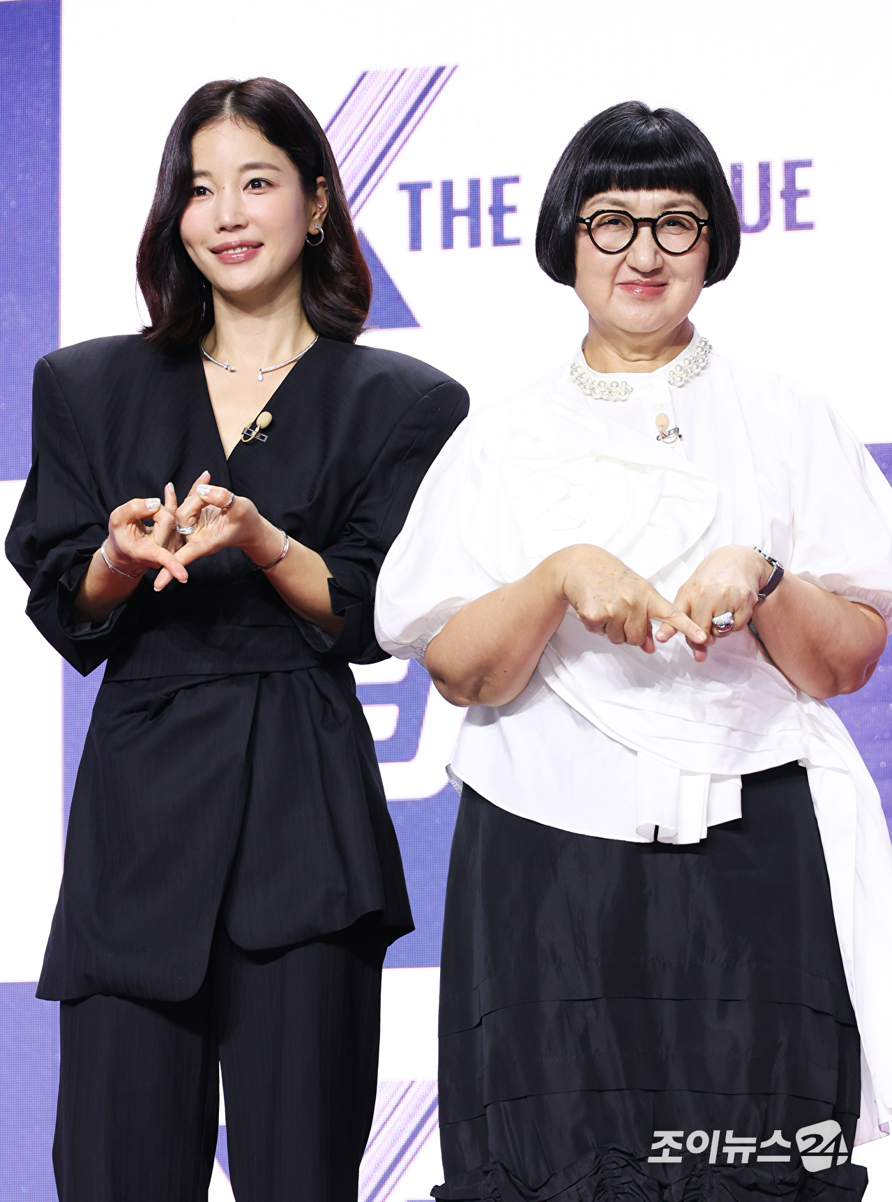 배우 기은세, 기업인 노희영이 30일 오전 서울 마포구 상암동 큐브컨벤션센터에서 진행된 ENA 신규 예능프로그램 '엑스 더 리그(X THE LEAGUE)' 제작발표회에 참석해 포즈를 취하고 있다. [사진=문수지 기자]