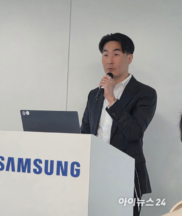 이일환 삼성전자 MX 디자인팀장 부사장이 9일 서울 중구 태평로빌딩에서 열린 갤럭시 디자인 미디어 브리핑에서 갤럭시S26 시리즈의 디자인 철학을 소개하고 있다. [사진=박지은 기자]