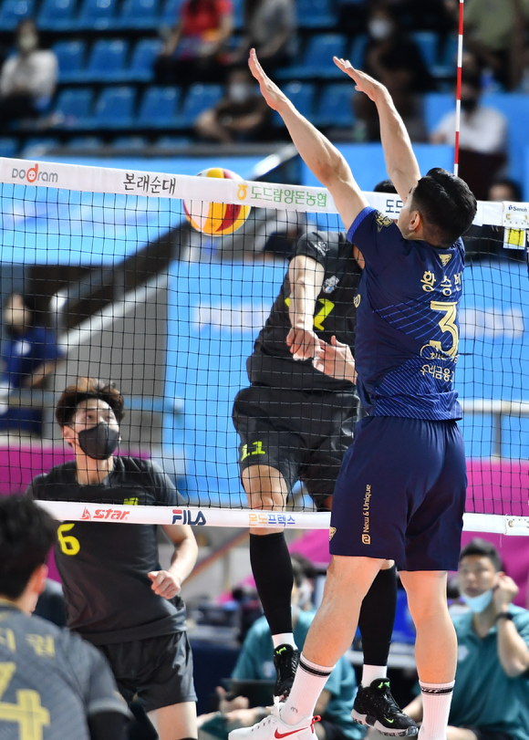 우리카드 이강원(가운데)이 25일 열린 2022 순천&middot;도드람컵 프로배구대회 남자부 A조 조별리그 현대캐피탈과 경기 도중 스파이크를 시도하고 있다. 이강원은 이날 21점을 올렸고 우리카드는 세트 스코어 3-1로 현대캐피탈에 이겨 준결승에 올라갔다. [사진=한국배구연맹(KOVO)]