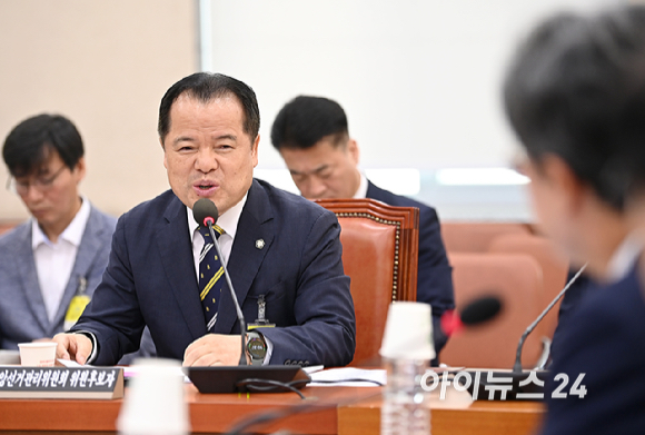 위철환 중앙선거관리위원회 위원 후보자가 1일 서울 여의도 국회에서 열린 행정안전위원회 인사청문회에서 질의에 답변하고 있다. [사진=곽영래 기자]