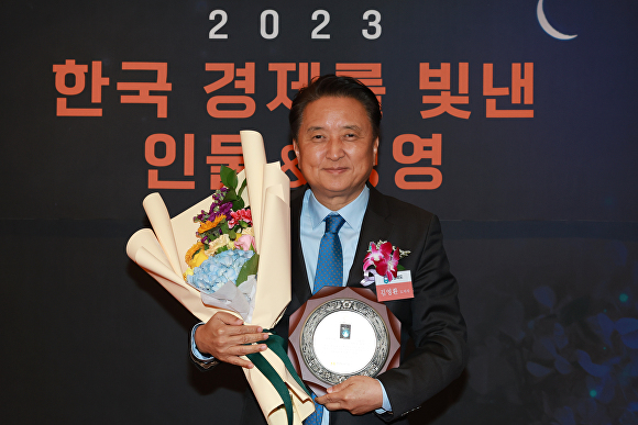 김영환 충북지사가 24일 서울 더플라자호텔 그랜드불롬에서 열린 ‘2023 한국 경제를 빛낸 인물&경영’ 시상식에서 창의혁신경영 부문 대상을 수상했다. [사진=충북도]