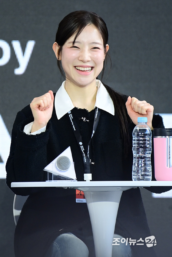 배우 김아영이 9일 부산 해운대구 영화의전당에서 열린 제31회 부산국제영화제 '세대유감' 오픈토크에 참석하고 있다. [사진=정소희 기자]