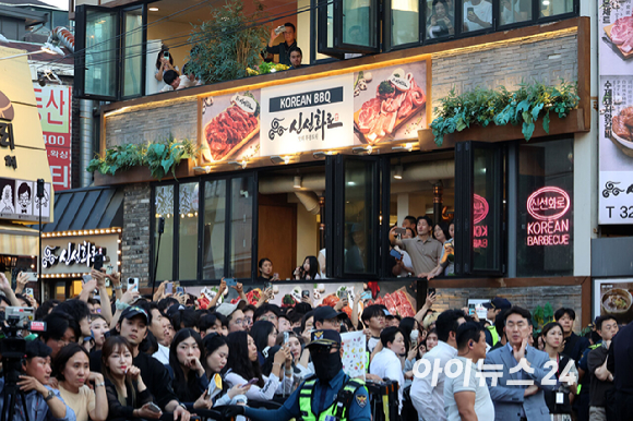 젠슨 황 엔비디아 최고경영자(CEO)와 최태원 SK회장, 구광모 LG회장, 이해진 네이버 의장과 삼겹살 회동이 열린 5일 서울 홍대 거리가 인파로 가득하다. [사진=곽영래 기자]