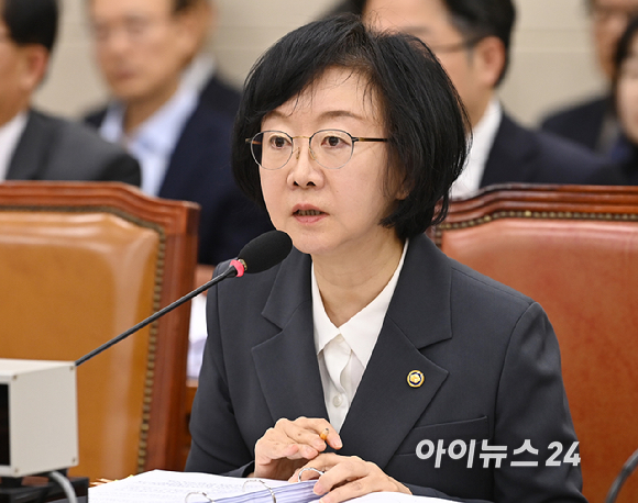 오유경 식품의약품안전처장이 21일 서울 여의도 국회에서 열린 국회 보건복지의원회의 식품의약품안전처 등에 대한 국정감사에서 질의에 답변하고 있다. [사진=곽영래 기자]