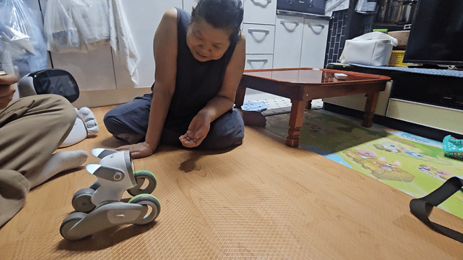 정순자 할머니가 돌봄로봇 '루나'의 반응을 보며 환한 미소를 띄고 있다. [사진=설재윤 기자]