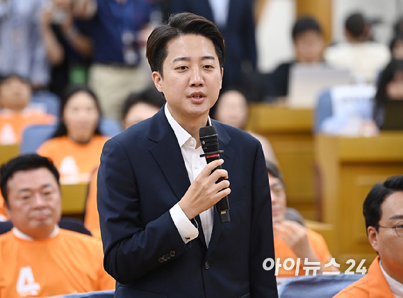 이준석 개혁신당 대선후보가 3일 서울 여의도 국회 의원회관에 마련된 제21대 대통령선거 개표상황실을 방문해 입장을 밝히고 있다. [사진=곽영래 기자]