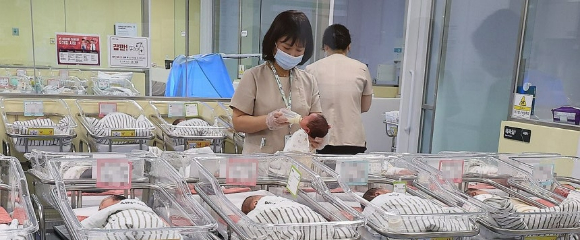 지난 2월26일 인천 미추홀구 아인병원에서 의료진이 신생아들을 보살피고 있는 모습. [사진=연합뉴스]