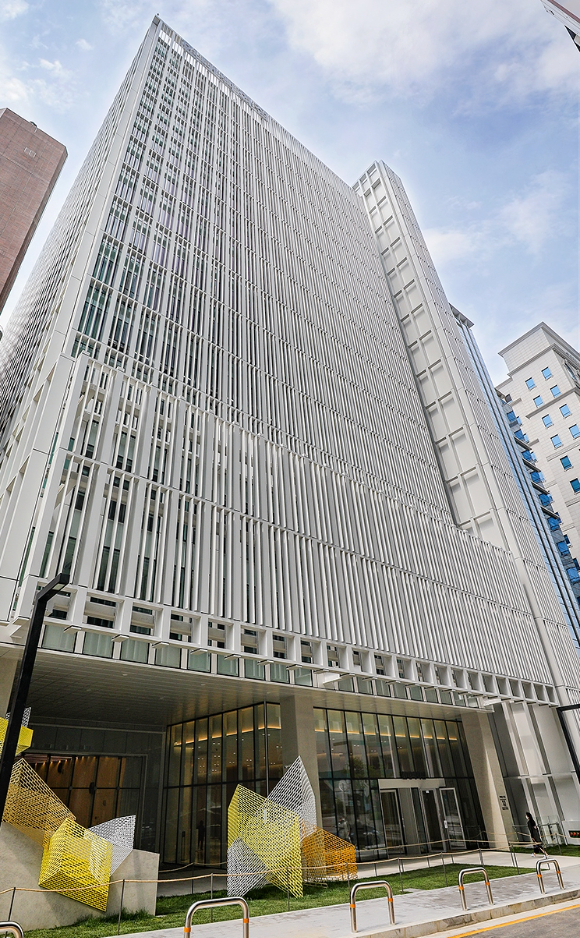 현대백화점그룹은 스타트업 엑셀러레이팅 프로그램 '체인지엑스' 프로젝트를 시작하고, 향후 매년 2월과 8월 2차례 프로그램을 가동해 스타트업 육성에 나선다. 사진은 현대백화점 본사 사옥 전경. [사진=현대백화점그룹]