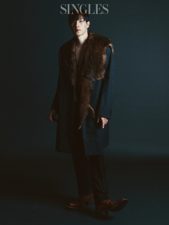 배우 노상현이 화보 촬영에서 포즈를 취하고 있다. [사진=싱글즈]