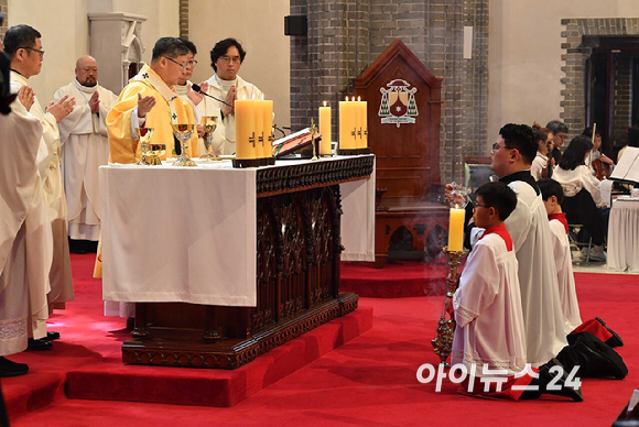 20일 부활절을 맞아 서울 명동 성당에서 열린 예수 부활 대축일 미사에 참석한 신자들이 경건한 마음으로 미사를 드리고 있다. [사진=사진공동취재단]