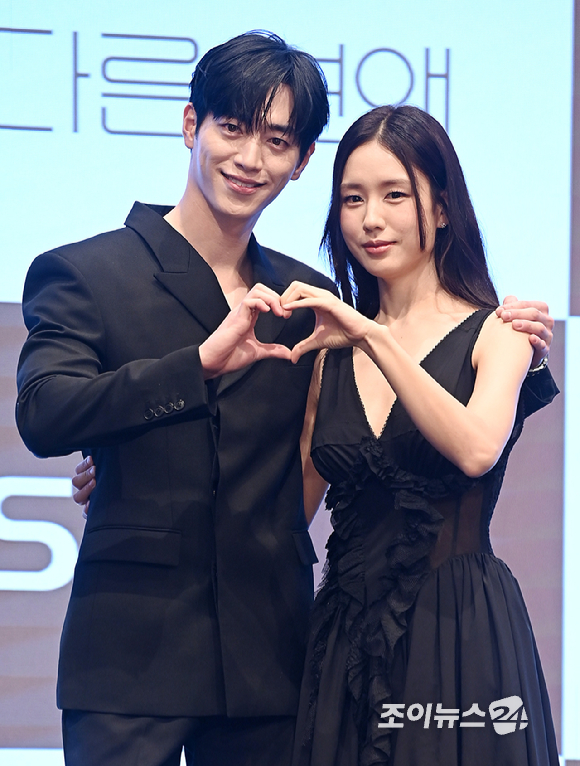 배우 서강준 안은진이 7일 오후 서울 구로구 신도림동 더 세인트에서 열린 KBS 2TV 토일 미니시리즈 '너 말고 다른 연애' 제작발표회에서 포토타임을 갖고 있다. [사진=곽영래 기자]