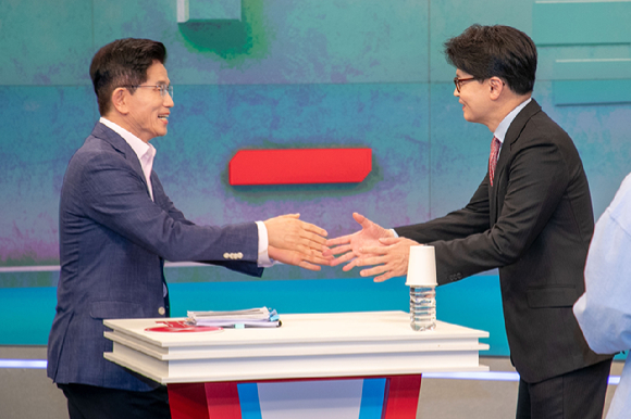  국민의힘 제21대 대통령선거 경선 결선투표에 진출한 김문수(왼쪽), 한동훈 후보가 30일 서울 중구 TV조선에서 TV토론에 앞서 포즈를 취하고 있다. [사진=연합뉴스]