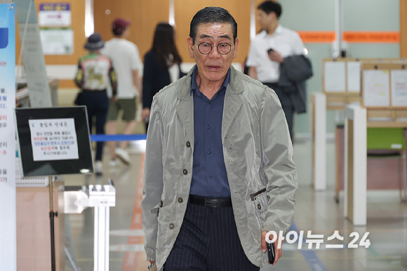 5000억대 부동산 투자사기 혐의를 받는 김현재 케이삼흥 회장이 1일 오전 서울 서초구 서울중앙지방법원에서 열린 공판에 출석하고 있다. [사진=사진공동취재단]