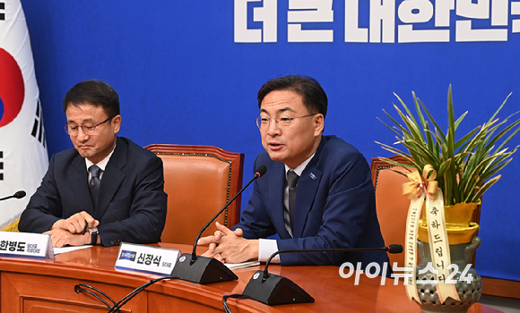 신장식 조국혁신당 신임 당대표가 28일 서울 여의도 국회에서 한병도 더불어민주당 당대표 직무대행 겸 원내대표를 예방해 대화를 하고 있다. [사진=곽영래 기자]