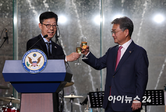 조셉 윤 주한 미국대사대리와 박윤주 외교부 1차관이 2일 오후 서울 용산구 그랜드 하얏트 호텔 그랜드 볼룸에서 열린 미국 독립기념일 행사에서 건배를 하고 있다. [사진=사진공동취재단]