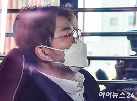 특정범죄가중처벌법(특가법)상 위험운전치상&middot;도주치상, 도로교통법상 음주운전&middot;사고후 미조치, 범인도피교사 등 혐의를 받고있는 가수 김호중이 지난해 5월 31일 오전 서울 강남경찰서에서 구치소로 이감되고 있다. [사진=곽영래 기자]