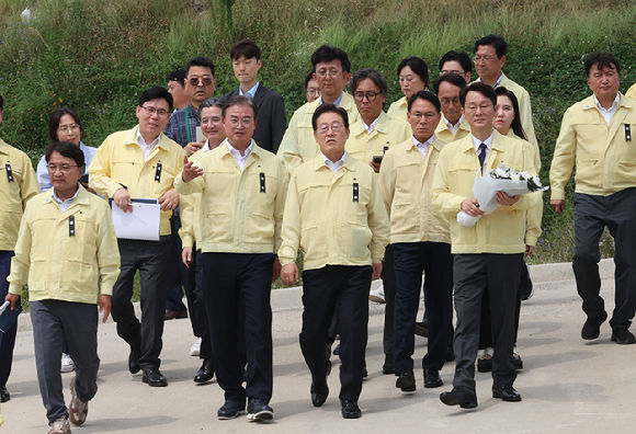 이재명 대통령이 오송 참사 2주기를 앞두고 14일 충북 청주시 오송읍 궁평2지하차도를 방문해 미호강 신규 제방 현황을 점검하고 있다. 지난 2023년 7월 15일 오송 궁평2지하차도가 인근 미호강 범람으로 침수되면서 14명이 숨졌다. 2025.7.14 [사진=연합뉴스]