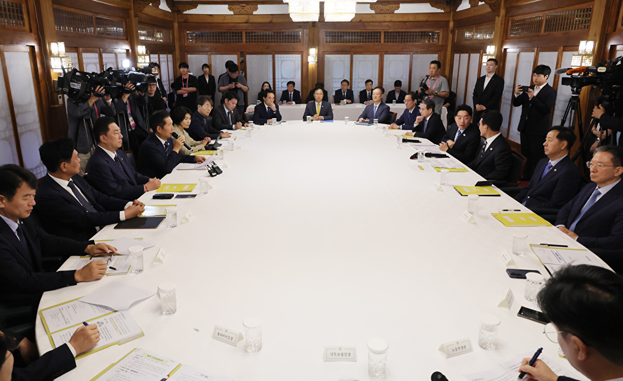 윤호중 행정안전부 장관과 더불어민주당 한정애 정책위의장이 7일 서울 종로구 정부서울청사에서 제3차 고위당정협의회 결과 및 정부조직 개편 방안에 대해 발표하고 있다. 2025.9.7 [사진=연합뉴스]