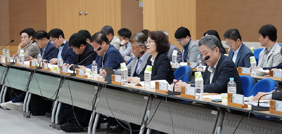 이미라 산림청 차장(앞줄 오른쪽에서 두번째)이 15일 정부대전청사에서 &lsquo;영남지역 산불피해 복원&middot;복구 추진단&rsquo; 회의를 하고 있다. [사진=산림청]