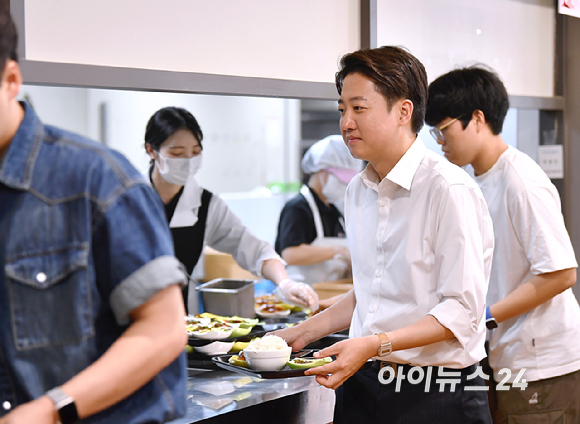 이준석 개혁신당 대선 후보가 21일 경기 성남시 가천대학에서 진행한 '학식먹자 이준석' 행사에서 학식을 들고 이동하고 있다. [사진=곽영래 기자]