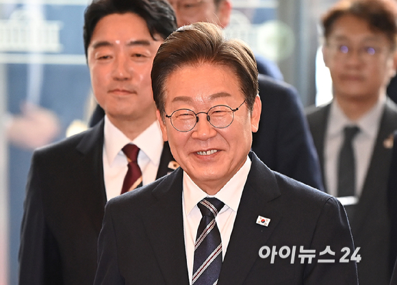 이재명 대통령이 26일 서울 여의도 국회에서 열린 추가경정예산안 시정연설을 위해 들어서고 있다. [사진=곽영래 기자]