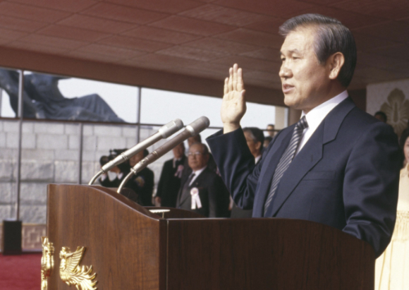 제13대 노태우 대통령이 1988년 2월 25일 국회의사당 광장에서 취임선서를 하고 있다. [사진=대통령기록관]