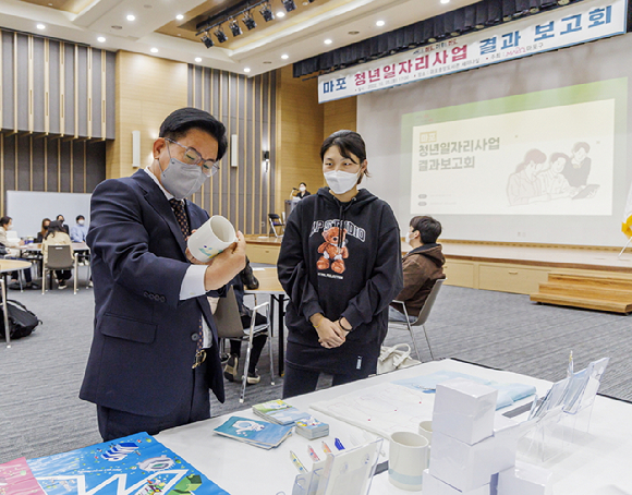 마포 청년일자리사업 결과보고회에 참석한 박강수 마포구청장 [사진=마포구]