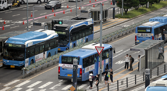 서울 시내버스 노동조합이 오는 28일 총파업에 돌입할 것을 예고했다. 사진은 지난해 8월 13일 서울역 버스환승센터에서 시내버스가 운행되고 있는 모습. [사진=뉴시스]