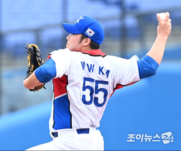 7일 일본 가나가와현 요코하마 스타디움에서 2020 도쿄올림픽 야구 한국과 도미니카공화국의 동메달결정전이 펼쳐졌다. 한국 선발 김민우가 역투하고 있다.