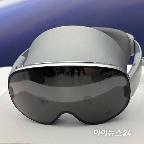 삼성전자 관계자가 갤럭시XR을 쓰고 시연하는 모습. [사진=권서아 기자]