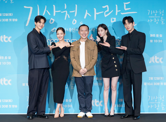 배우 송강, 박민영, 차영훈 PD, 배우 유라, 윤박이 11일 온라인으로 진행된 JTBC 새 토일드라마 '기상청 사람들: 사내연애 잔혹사 편' 제작발표회에 참석해 포즈를 취하고 있다. [사진=JTBC]