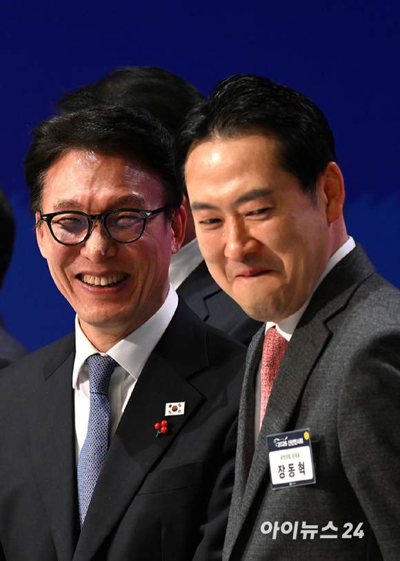 김민석(오른쪽 세 번째) 국무총리와 최태원(왼쪽 두 번째) 대한상공회의소 회장, 정청래(왼쪽) 더불어민주당 대표, 장동혁 국민의힘 대표가 2일 오후 서울 중구 대한상공회의소에서 열린 2026 경제계 신년인사회에서 떡케이크를 자르고 있다. [사진=사진공동취재단]