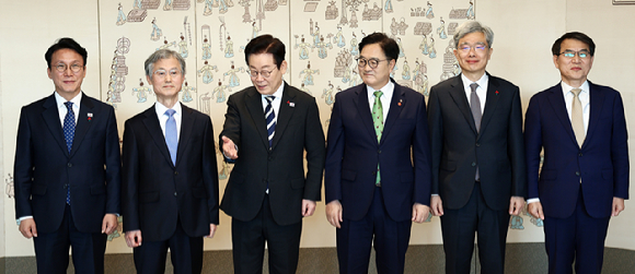 이재명 대통령이 3일 용산 대통령실에서 열린 5부 요인 초청 오찬 간담회에 앞서 기념촬영을 마친 뒤 자리를 안내하고 있다. 왼쪽부터 김민석 국무총리, 조희대 대법원장, 이재명 대통령, 우원식 국회의장, 김상환 헌법재판소장, 노태악 중앙선거관리위원장. 2025.12.3 [사진=연합뉴스]