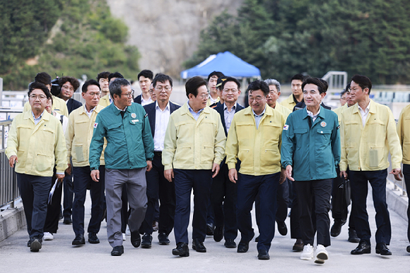 이재명 대통령이 30일 강원 강릉시 성산면 오봉저수지를 방문해 윤호중 행정안전부 장관, 김진태 강원도지사 등과 함께 가뭄 상황 점검을 마친 뒤 이동하고 있다. 2025.8.30 [대통령실통신사진기자단] [사진=연합뉴스]
