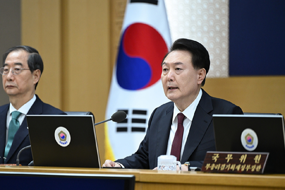 윤석열 대통령이 4일 열린 제21차 비상경제민생회의에서 공매도 전산시스템이 완벽히 구축될 때까지 전면 금지하겠다고 밝혔다. 더불어 코리아 디스카운트를 해소하기 위해 금투세 폐지도 결정했다고 설명했다.  [사진=대통령실]