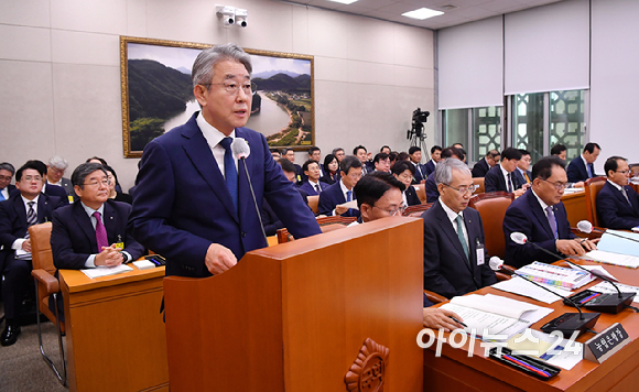 강호동 농협중앙회장이 18일 오전 서울 여의도 국회 농림축산식품해양수산위원회에서 열린 농업협동조합중앙회·농협경제지주·농협금융지주 국정감사에서 업무보고를 하고 있다. [사진=곽영래 기자]