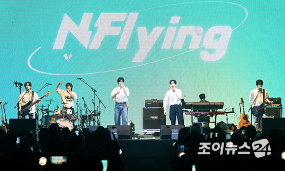 밴드 엔플라잉 이승협이 21일 오후 서울 송파구 잠실학생체육관에서 열린 '2026 JOY콘서트 - 보이스 오브 스프링(Voice of spring)'에서 멋진 무대를 선보이고 있다. [사진=정소희 기자]