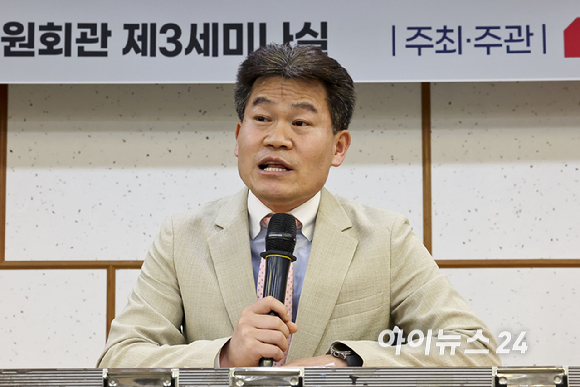 한국사 강사 전한길 씨가 12일 서울 여의도 국회 의원회관에서 열린 국민저항권 긴급 세미나에서 기조강연을 하고 있다. [사진=곽영래 기자]