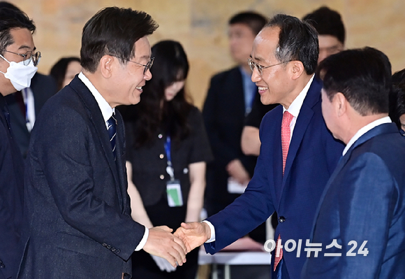 이재명 더불어민주당 대표와 추경호 국민의힘 원내대표가 28일 서울 여의도 국회에서 열린 제76주년 국회 개원기념식-제4회 국회 의정대상에서 인사를 하고 있다. [사진=곽영래 기자]