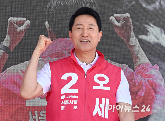 오세훈 국민의힘 서울시장 후보가 22일 서울 광진구 건대입구 롯데백화점 앞에서 지지를 호소를 하고 있다. [사진=곽영래 기자]