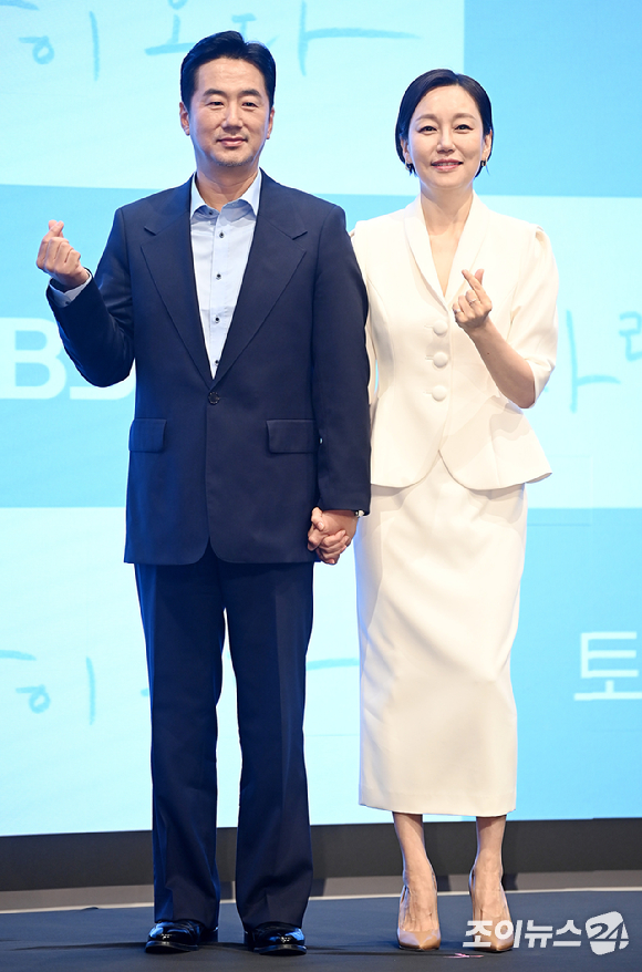 배우 류승수, 진경이 22일 오후 서울 구로구 신도림 디큐브시티 더세인트에서 열린 KBS2 주말드라마 '사랑이 온다' 제작발표회에서 포토타임을 갖고 있다. [사진=곽영래 기자]