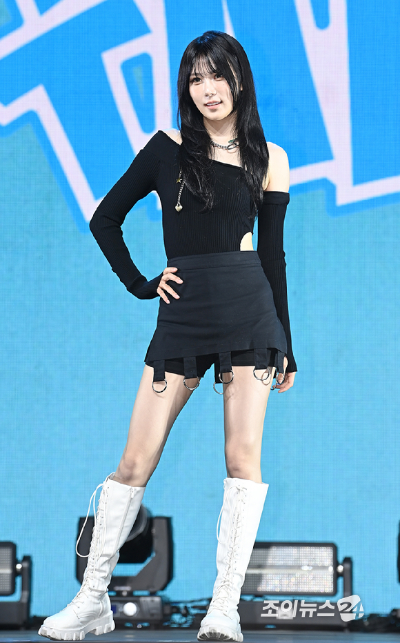 걸그룹 이프아이(ifeye) 태린이 16일 서울 한남동 블루스퀘어에서 진행된 미니 2집 물결 '낭' Pt.2 'sweet tang(스윗탱)' 쇼케이스에서 포토타임을 갖고 있다. [사진=곽영래 기자]