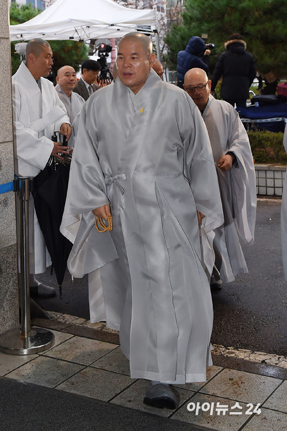 자승 스님이 23일 오전 서울 종로구 서울대병원 장례식장에 마련된故 김영삼 전 대통령 빈소로 들어서고 있다. [사진=아이뉴스24 포토DB]