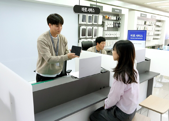 삼성스토어 상도점에서 삼성전자서비스 엔지니어가 '바로 서비스'를 제공하는 모습. [사진=삼성전자서비스]