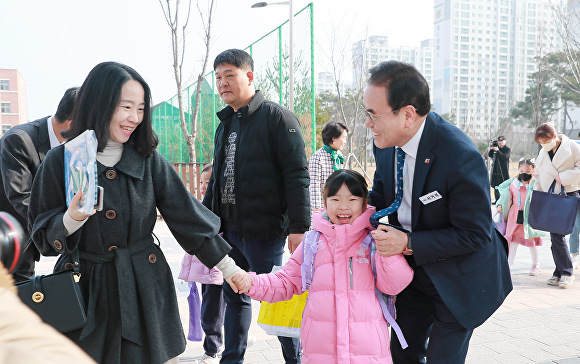 서거석 교육감이 전주양현초 입학생에게 축하 인사를 건네고 있다. [사진=전북교육청 ]